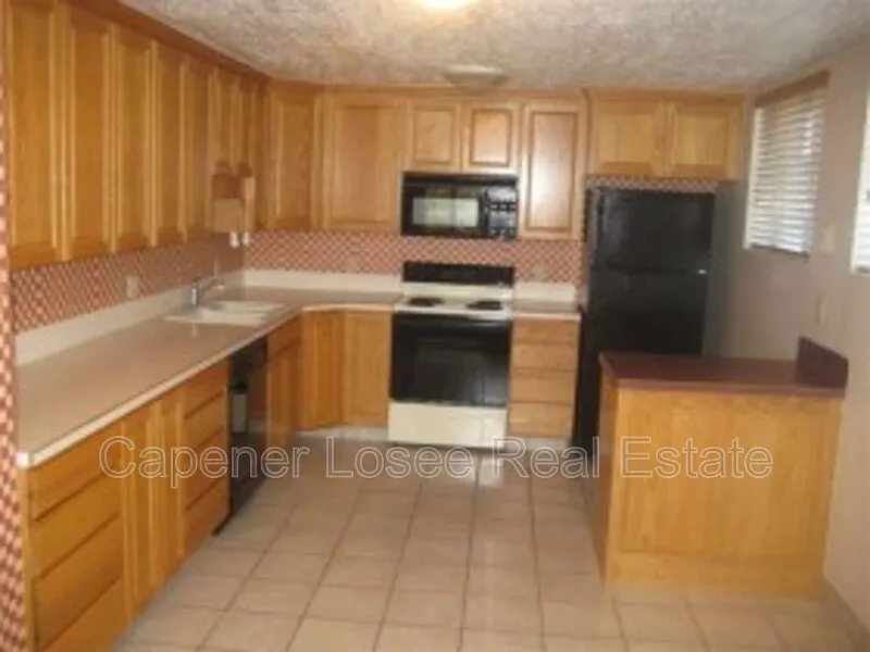 2 bed, 1.0 bath, $900 — Photo 3