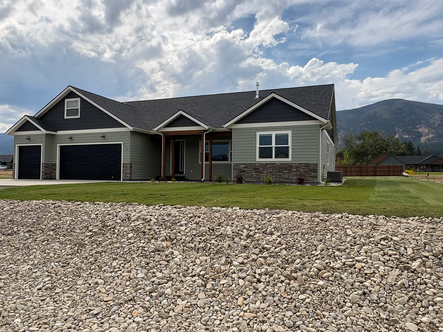 4 bed, 2200 sqft, $2,995 — Photo 3