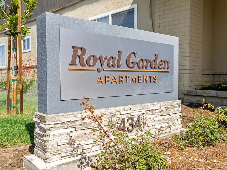 Royal Gardens Apartments — Photo 2