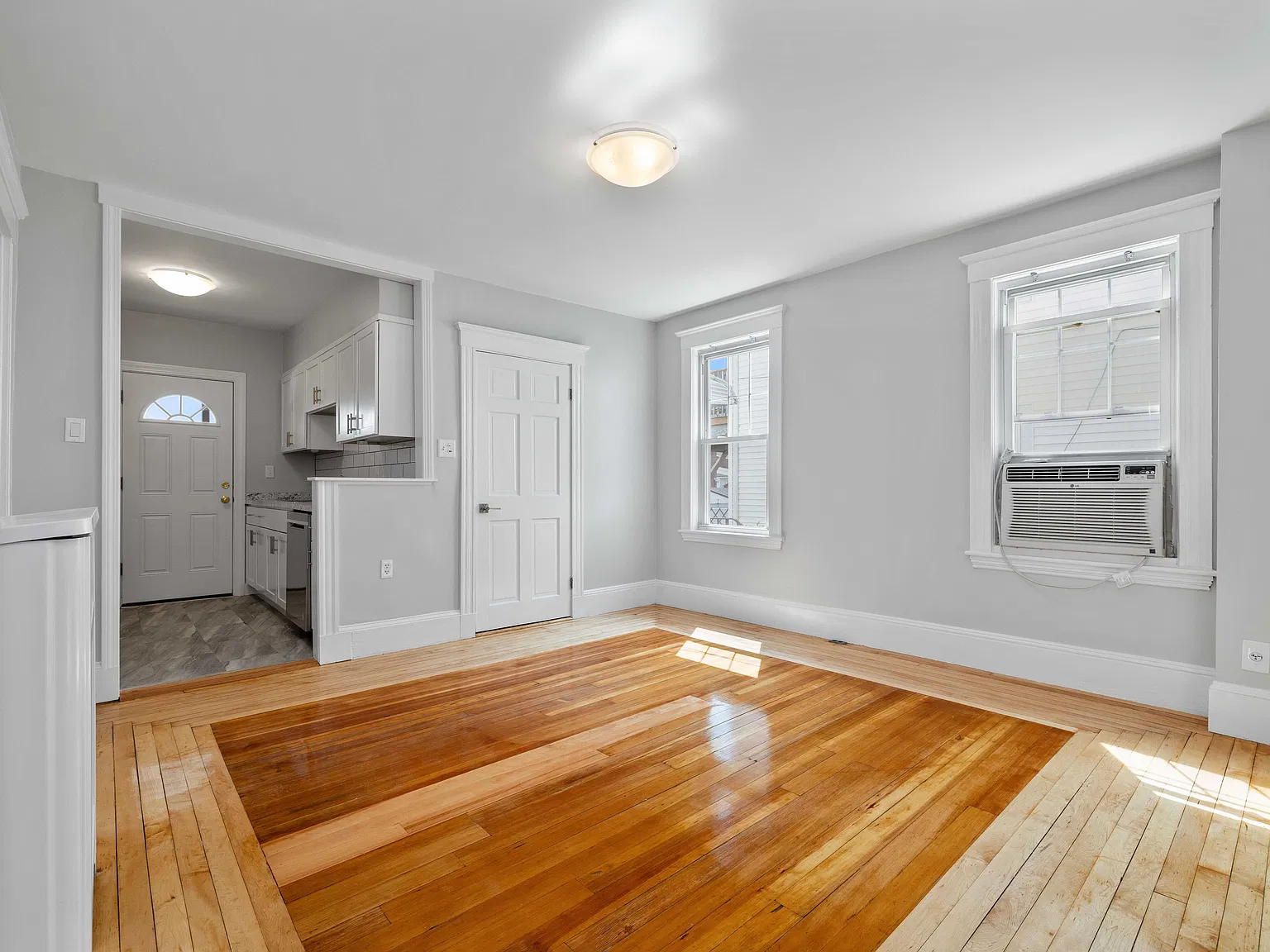 4 bed, $5,200 — Photo 2