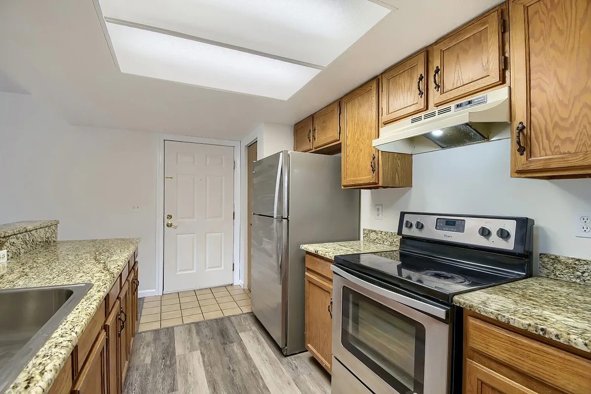 Building Photo - 9670 Brentwood Way #103