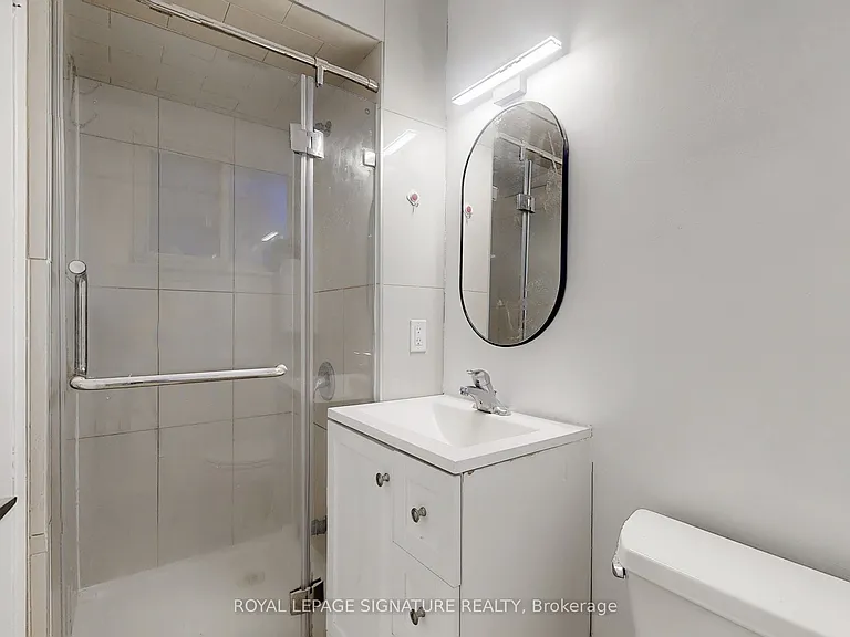 17 Baroness Cres #UPPER — Photo 32