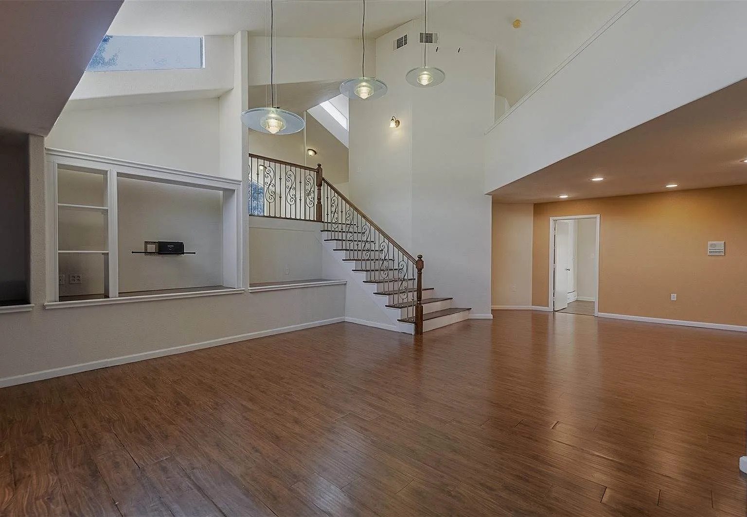 5 bed, 4052 sqft, $2,695 — Photo 4