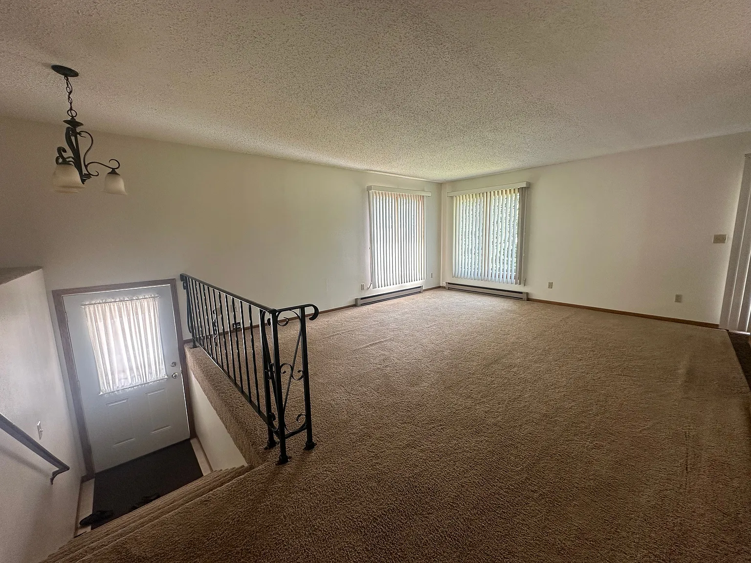 2 bed, 1.0 bath, 1008 sqft, $1,195 — Photo 2