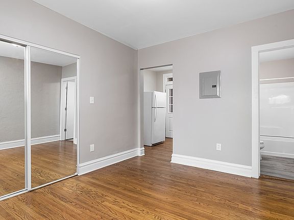 5th image of 3915-21 Hereford St #736
