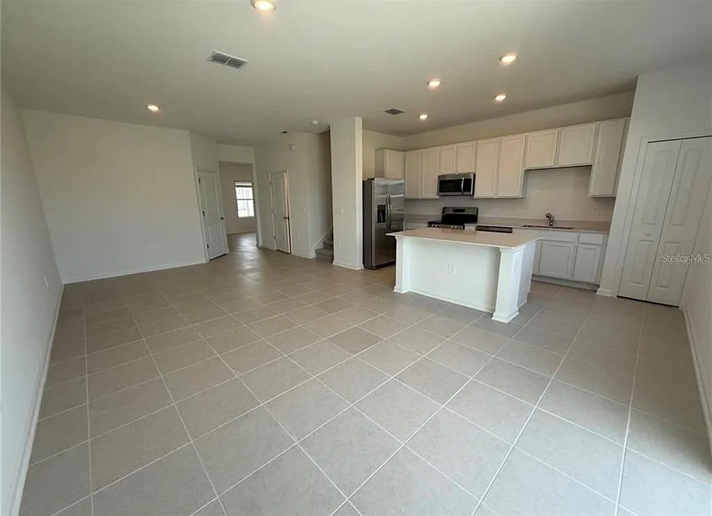 3 bed, 2.5 bath, 1678 sqft, $1,900 — Photo 4