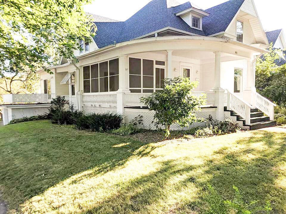 1st image of 303 1st St NE
