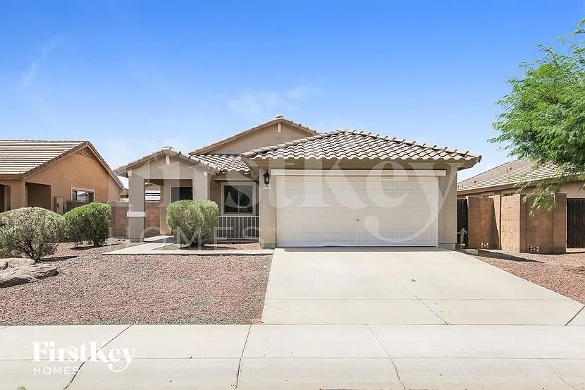 4 bed, 2.0 bath, 1574 sqft, $2,020 — Photo 2