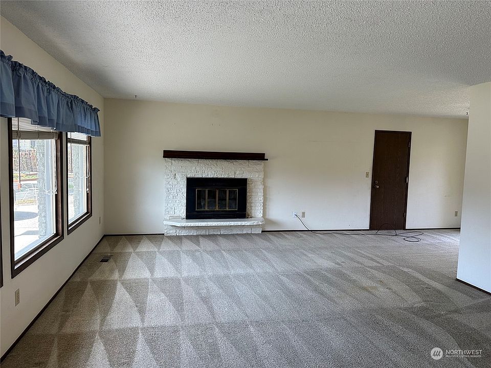 2nd image of 1415 Capri Drive