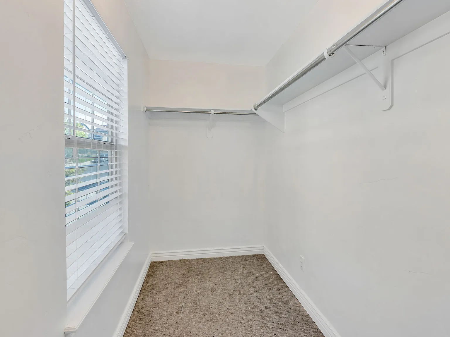 5 bed, 2.5 bath, 2722 sqft, $3,000 — Photo 4