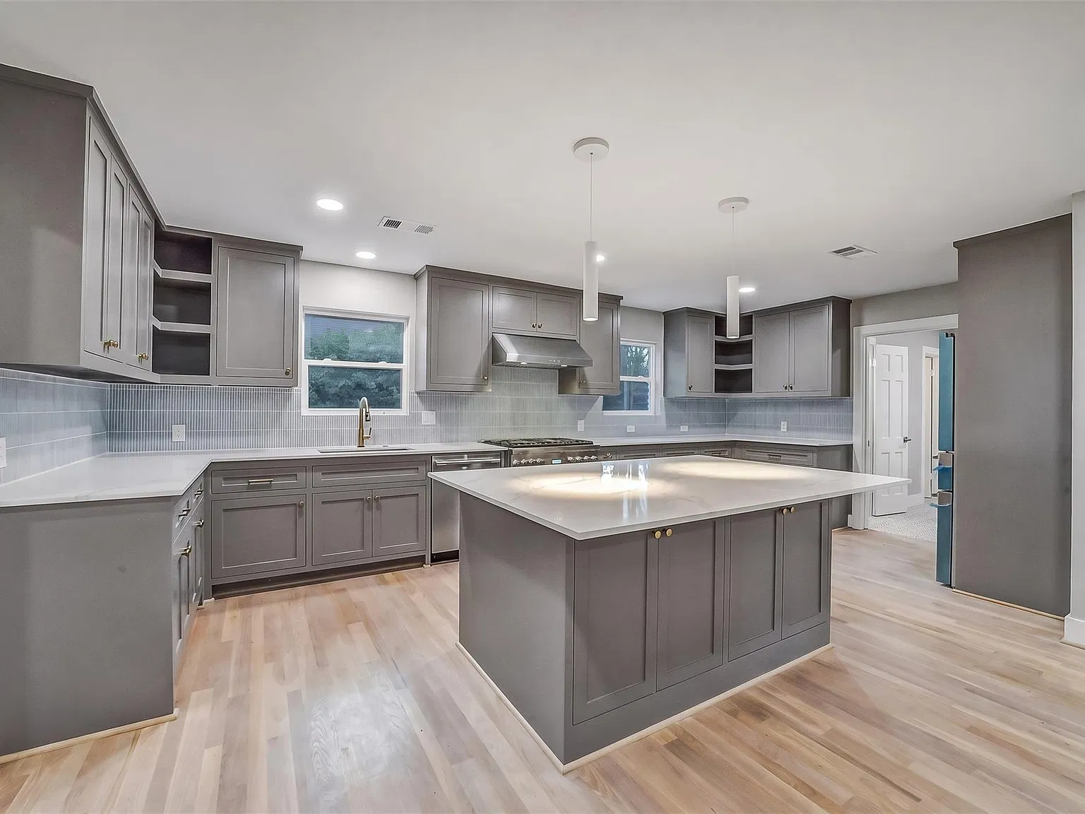4 bed, 2.5 bath, 2386 sqft, $5,000 — Photo 4
