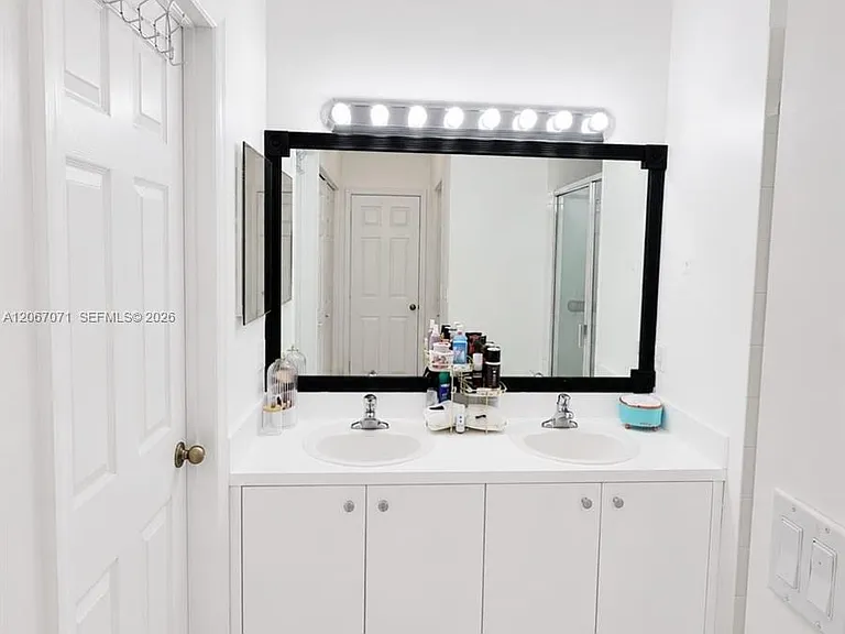 1067 NE 41st Pl — Photo 10
