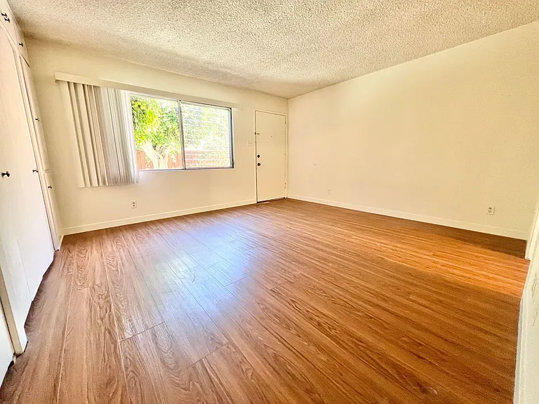 Top-Floor 1 Bedroom in Quiet Bluff Heights Courtyard Complex — Photo 4