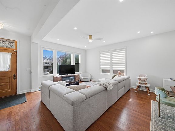 4th image of 4542 N Ashland Ave