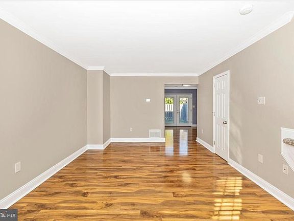 5th image of 557 Lancaster Pl
