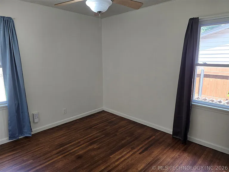 237 E 45th Pl — Photo 10