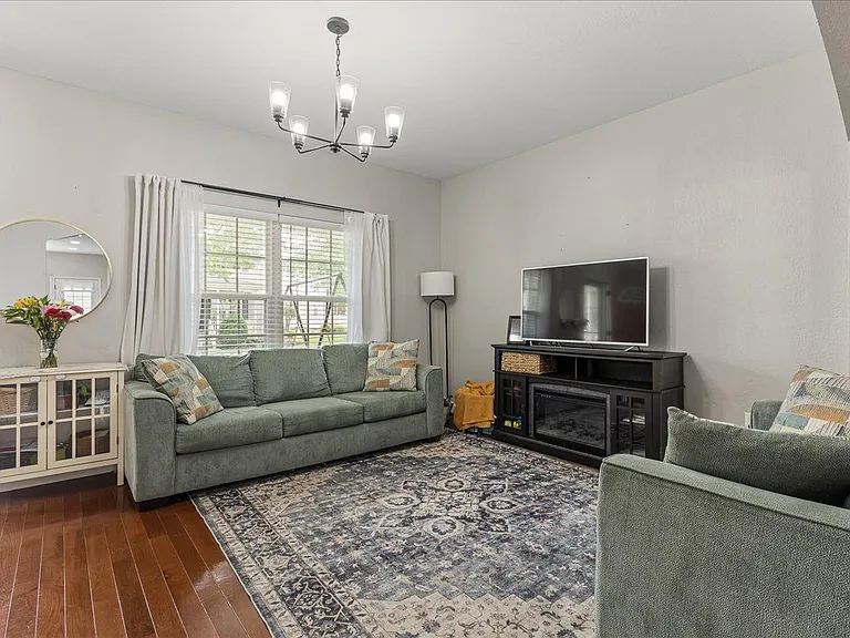 410 Ashbury Cir — Photo 4