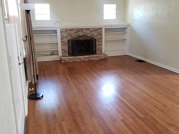 Living room with Fireplace and built in bookshelves