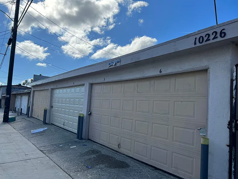 10226 Darby Ave — Photo 12