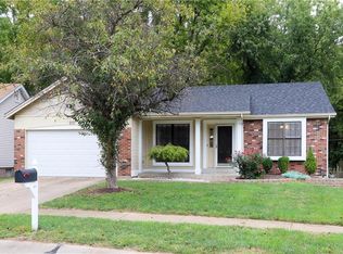 812 White Picket Ln, Ballwin, MO 63021