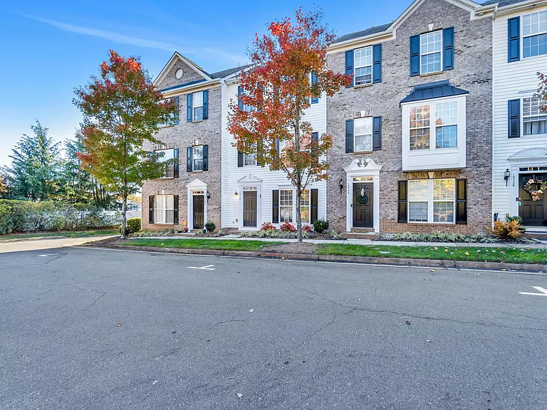 15744 Kensington Palace Ln — Photo 5