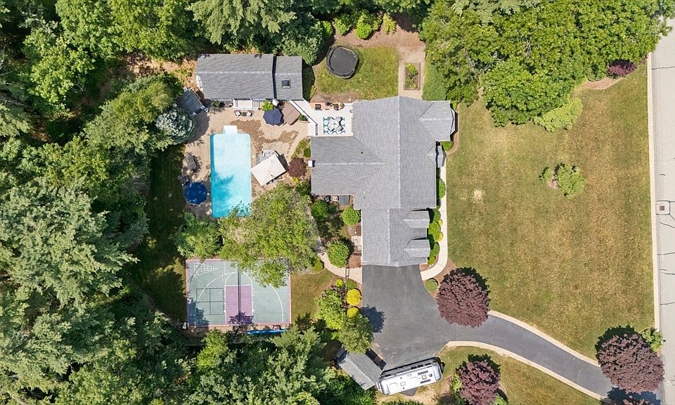 1st image of 27 Rosewood Dr