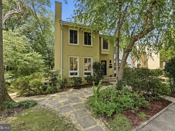 2050 Chadds Ford Dr, Reston, VA 20191