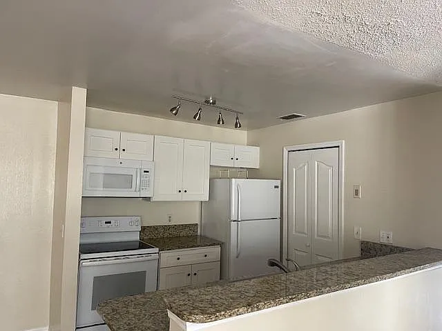 2 bed, 943 sqft, $1,625 — Photo 3