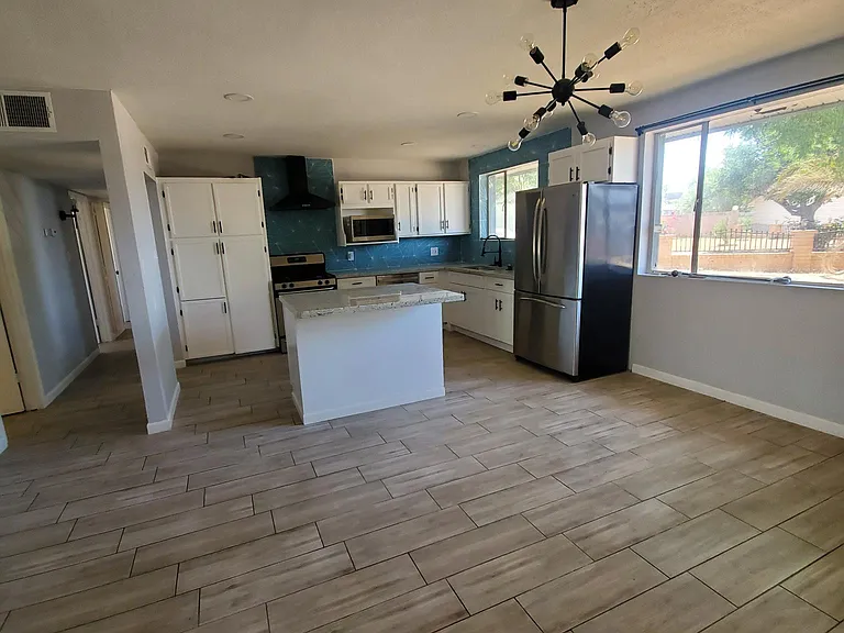 3020 N 54th Ln — Photo 2