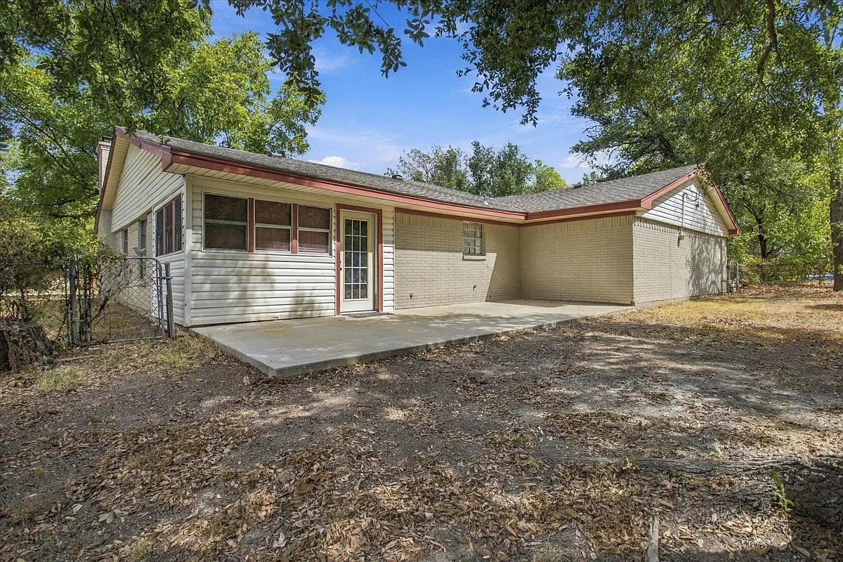4 bed, 2.0 bath, 2317 sqft, $2,175 — Photo 3