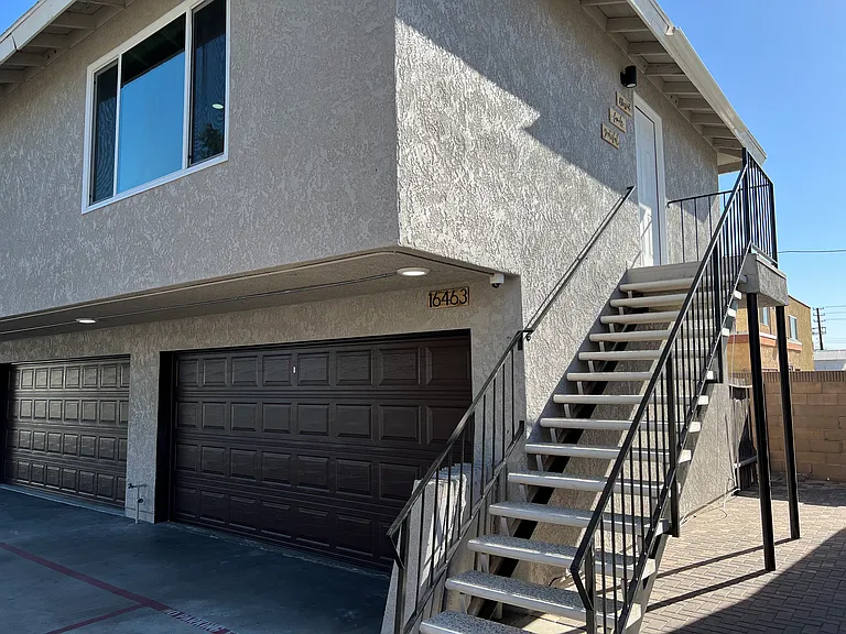 16463 Woodruff Ave — Photo 3
