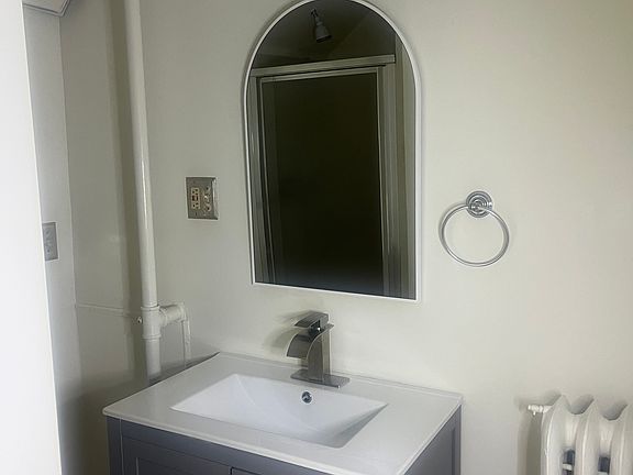 4th image of 60 Holmes Ct #2