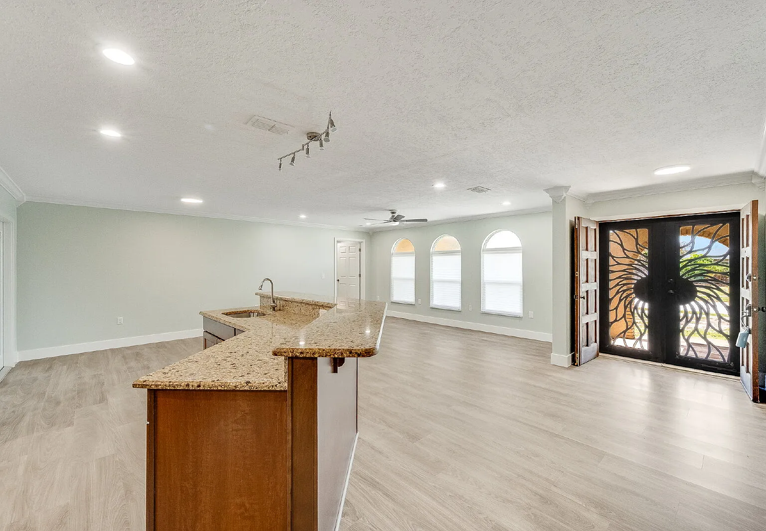 4 bed, 2.0 bath, 1983 sqft, $3,800 — Photo 4