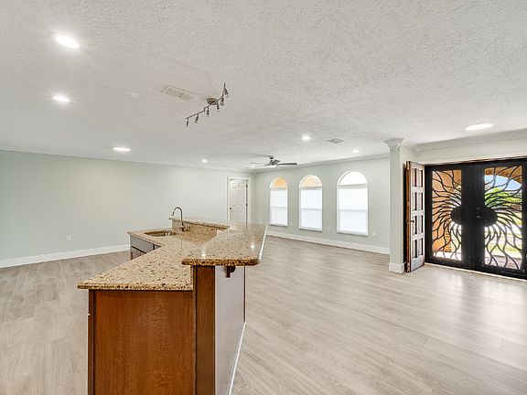 4th image of 645 Caiman St