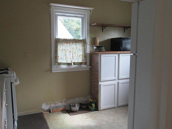 5th image of 849 Superior St