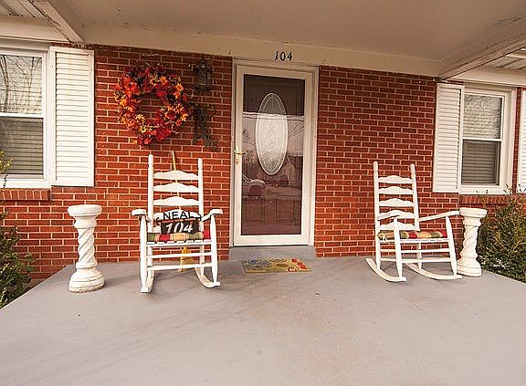 4th image of 104 Combs Blvd