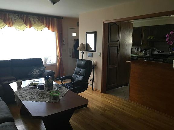 2nd image of 18 Maplewood Pl