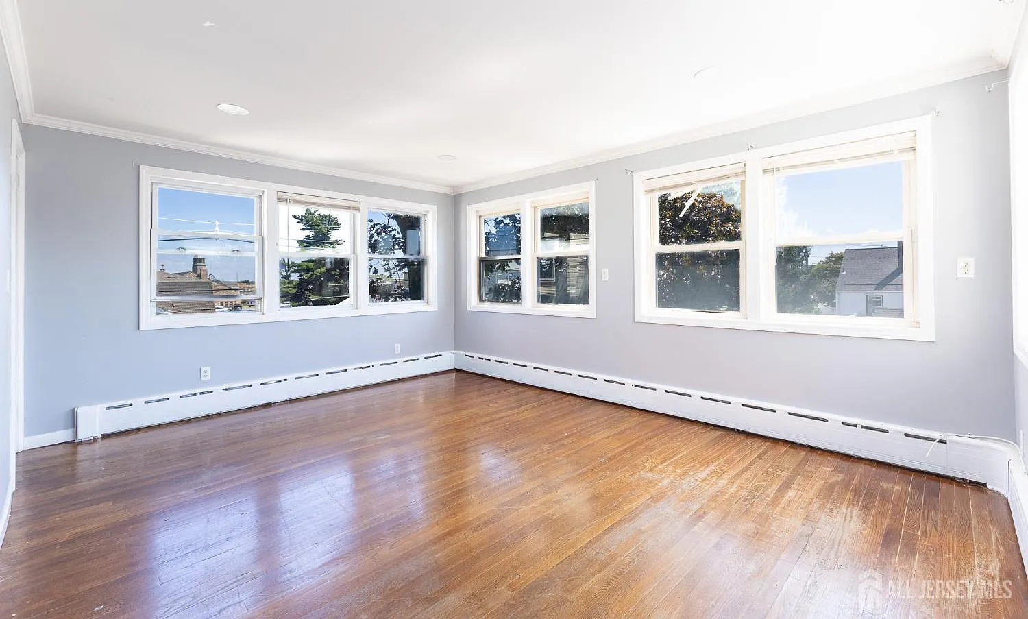 3 bed, 1.0 bath, 2822 sqft, $2,800 — Photo 3