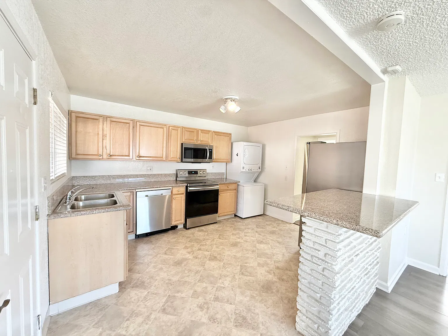 2 bed, 750 sqft, $1,950 — Photo 2