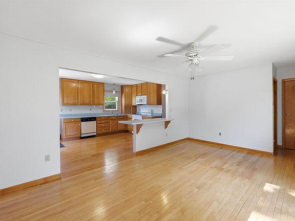 3rd image of 37 Sunset Drive