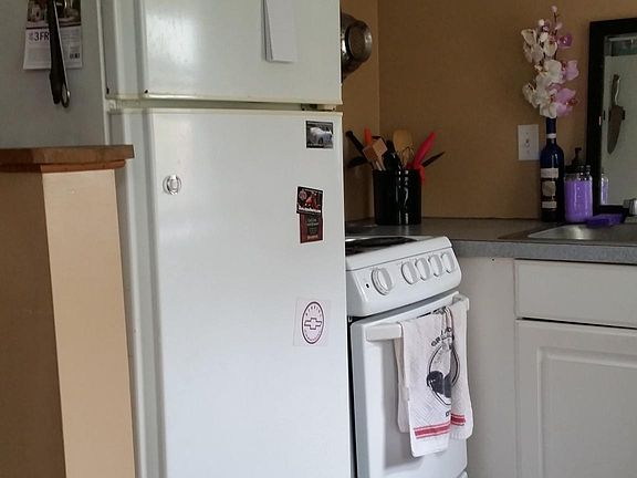 Kitchen - stove/refrig