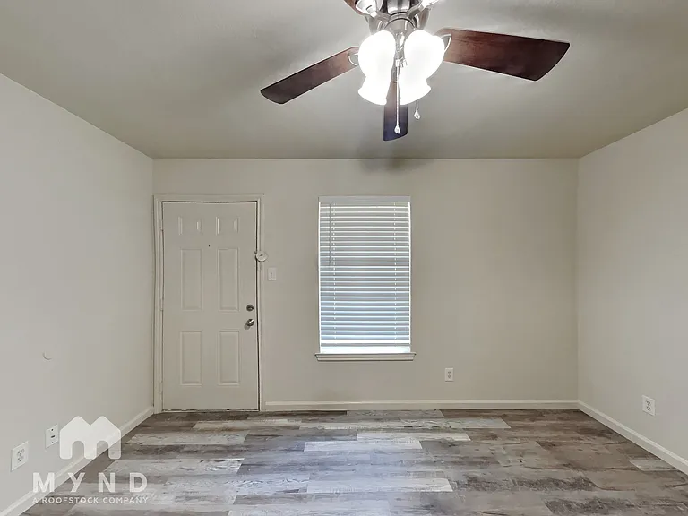 1421 E Robert St — Photo 13