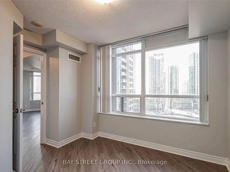 310 Burnhamthorpe Rd W #1913 — Photo 8