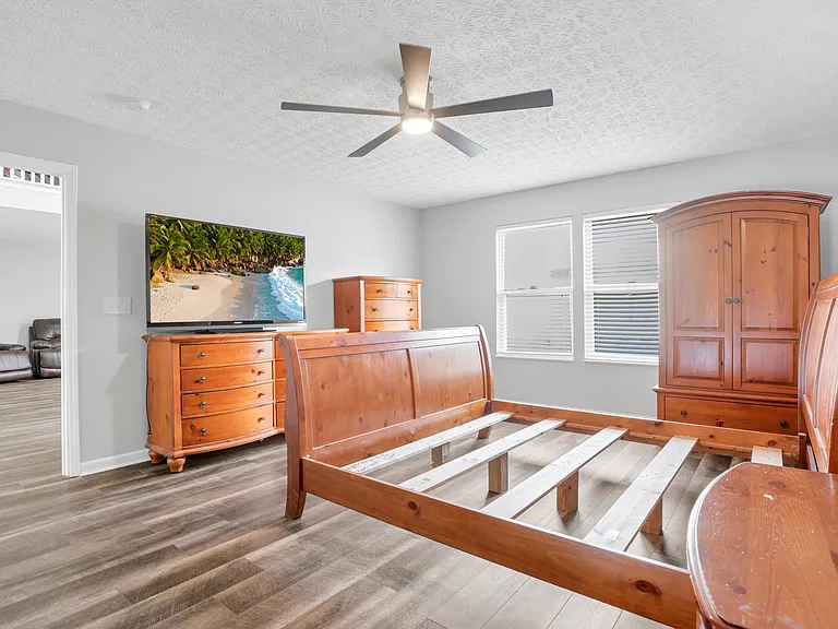 920 Sara Ct #920 — Photo 21