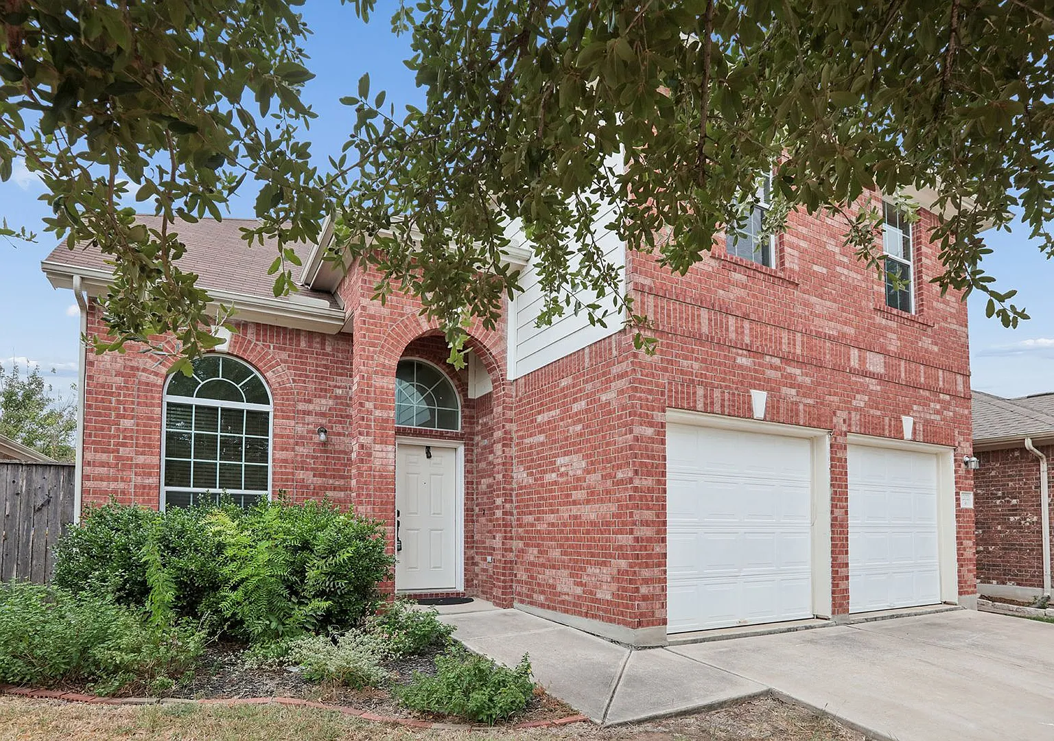 Beautiful 3 bedroom, 2.5 bathroom home in Manor — Photo 2