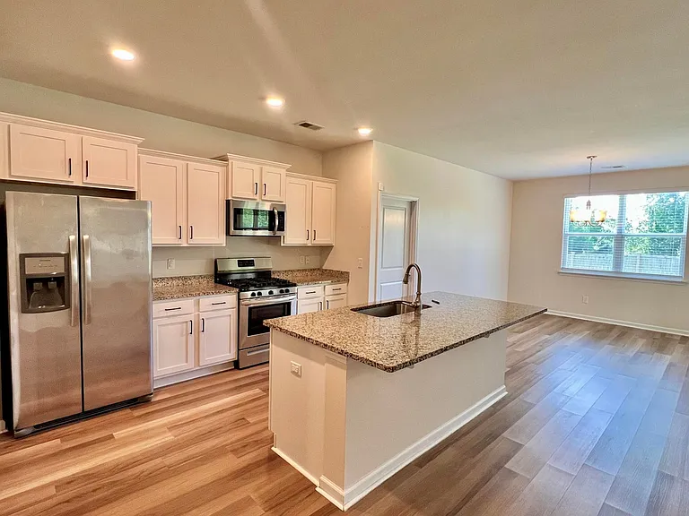 598 Wayton Cir — Photo 2