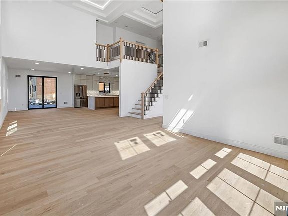 5th image of 150 Howland Ave