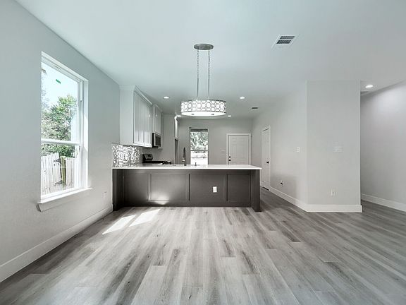 4th image of 525 NW 17th St