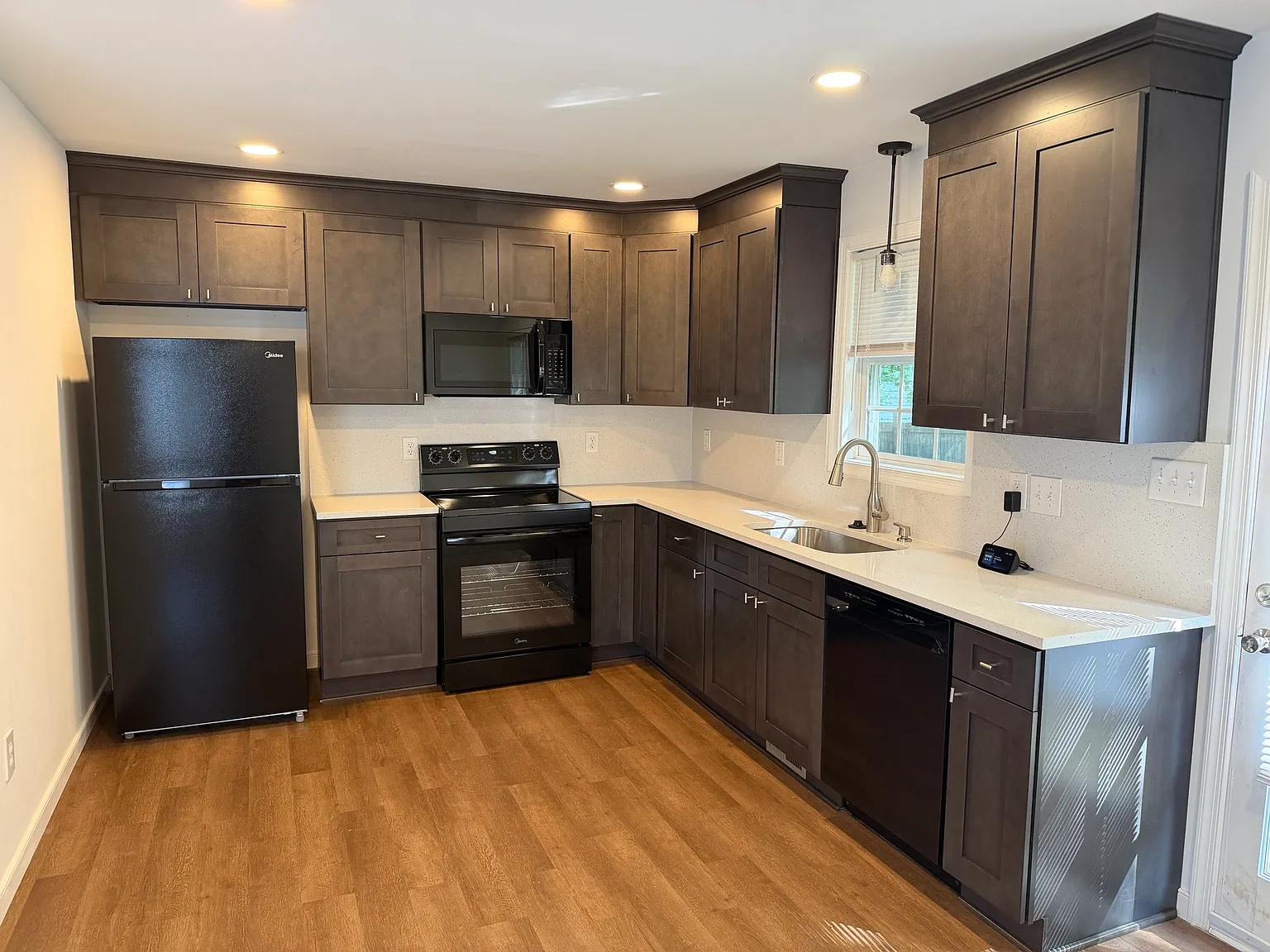3 bed, 1120 sqft, $2,950 — Photo 4