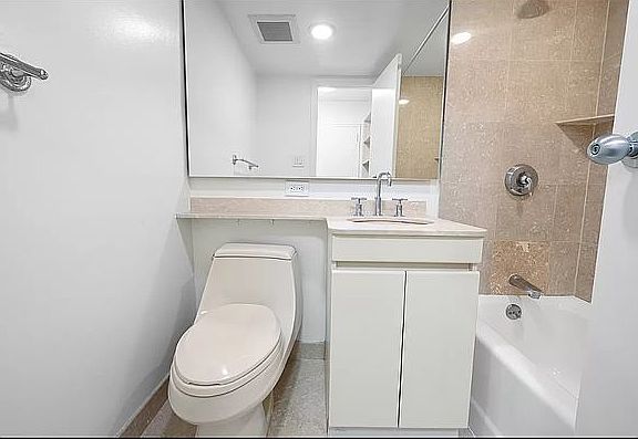 5th image of 220 E 63rd St APT 3D